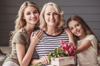 Den matek se blíží! Tipy na dárky pro maminky a babičky. Milé drobnosti, krásné šperky i něco na zub - Proženy.cz